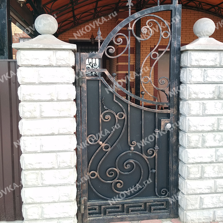 Распашные ворота с красивой калиткой — инструкция