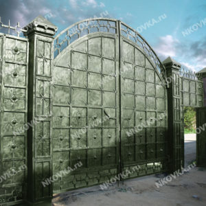 кованые ворота в готическом стиле
