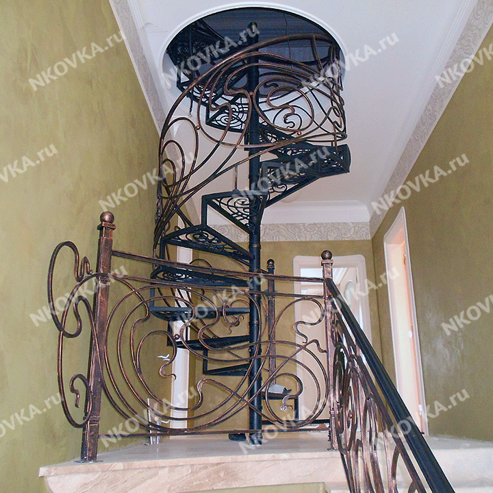 Перила кованые для лестницы в доме: фото